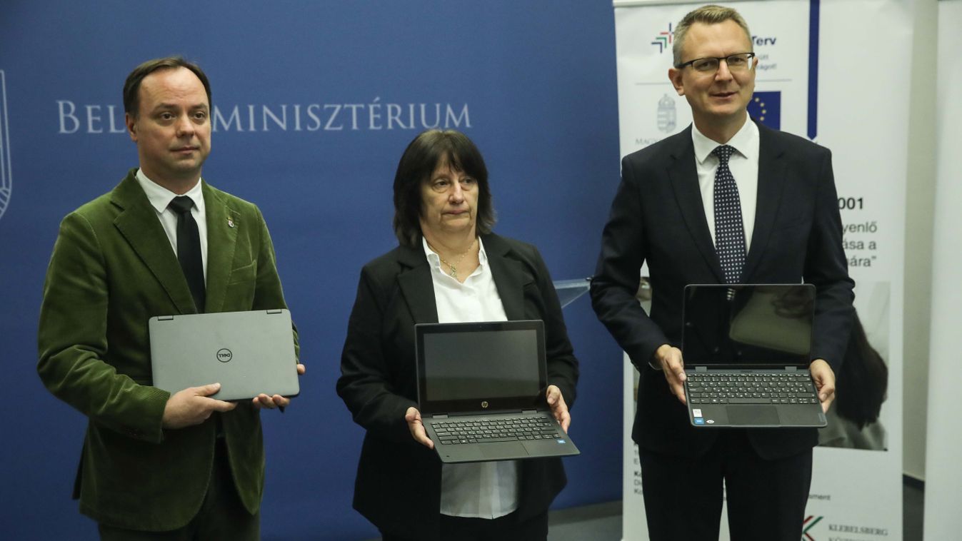 A kormány az EU helyett finanszírozza a magyar diákok ingyenes laptopjait