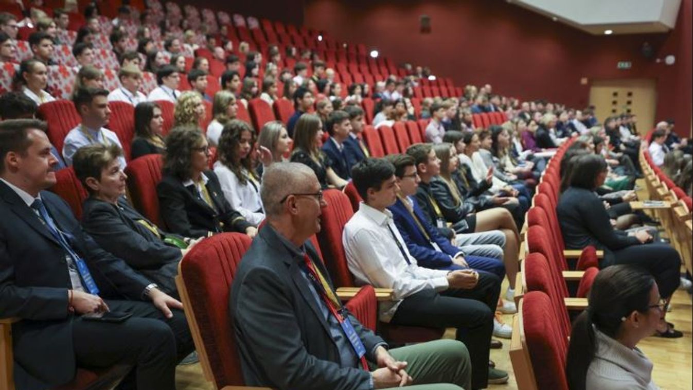 Tehetséges diákok mérik össze tudásukat Szegeden