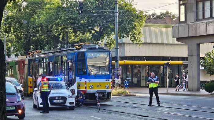 Egy motoros kanyarodott be a 4-es villamos elé