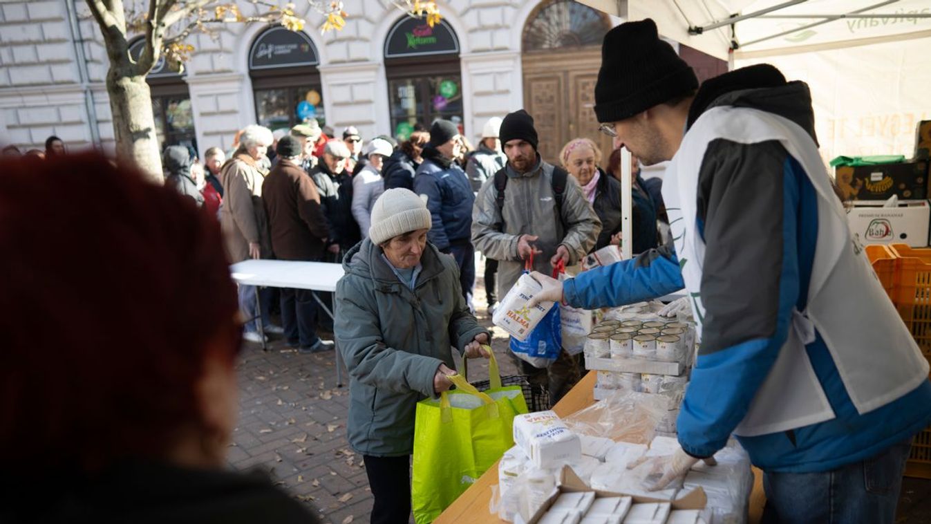 Ételt osztottak a rászorulóknak Szegeden