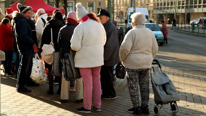 Étellel és élelmiszercsomaggal készülnek a szegedieknek az Anna-kútnál