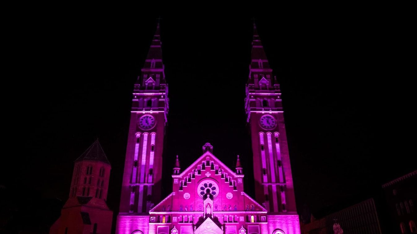 Vasárnap este lilába borult a Dóm és a Szent Gellért Fórum