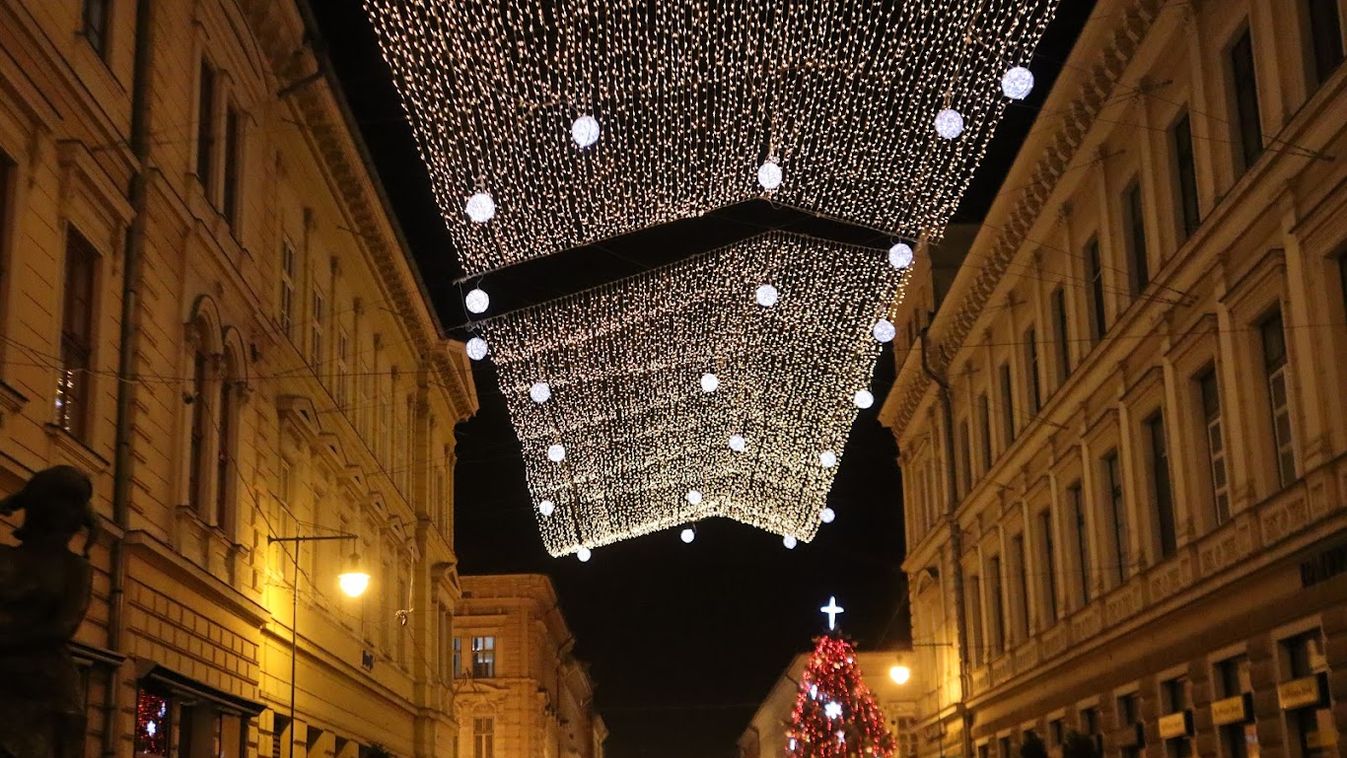 Tettünk egy sétát az ünnepi fényekben pompázó, elcsendesült belvárosban +videók +fotók