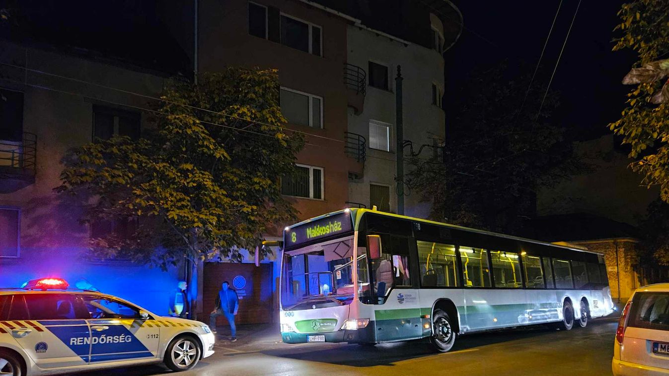 Parkoló autónak ment neki a 8-as troli +képek