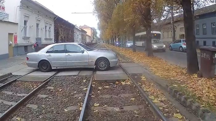 Hatalmasat megy TikTok-on, ahogy a szegedi villamossal ütközik egy Mercedes