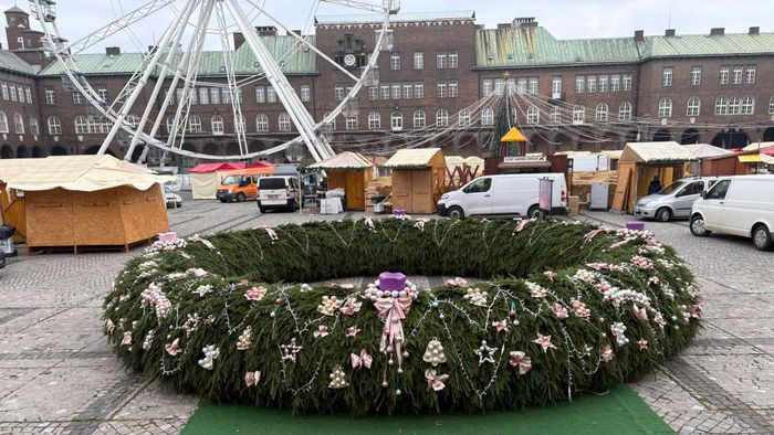 Lelopták a díszeket a Dóm téri adventi koszorúról