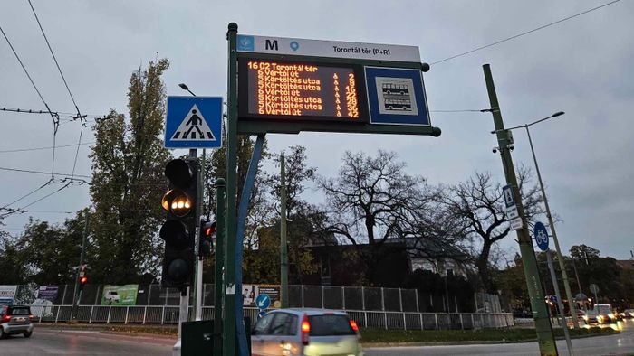 Megtudtuk miért nincs buszmenetrend a szegedi utastájékoztatókon