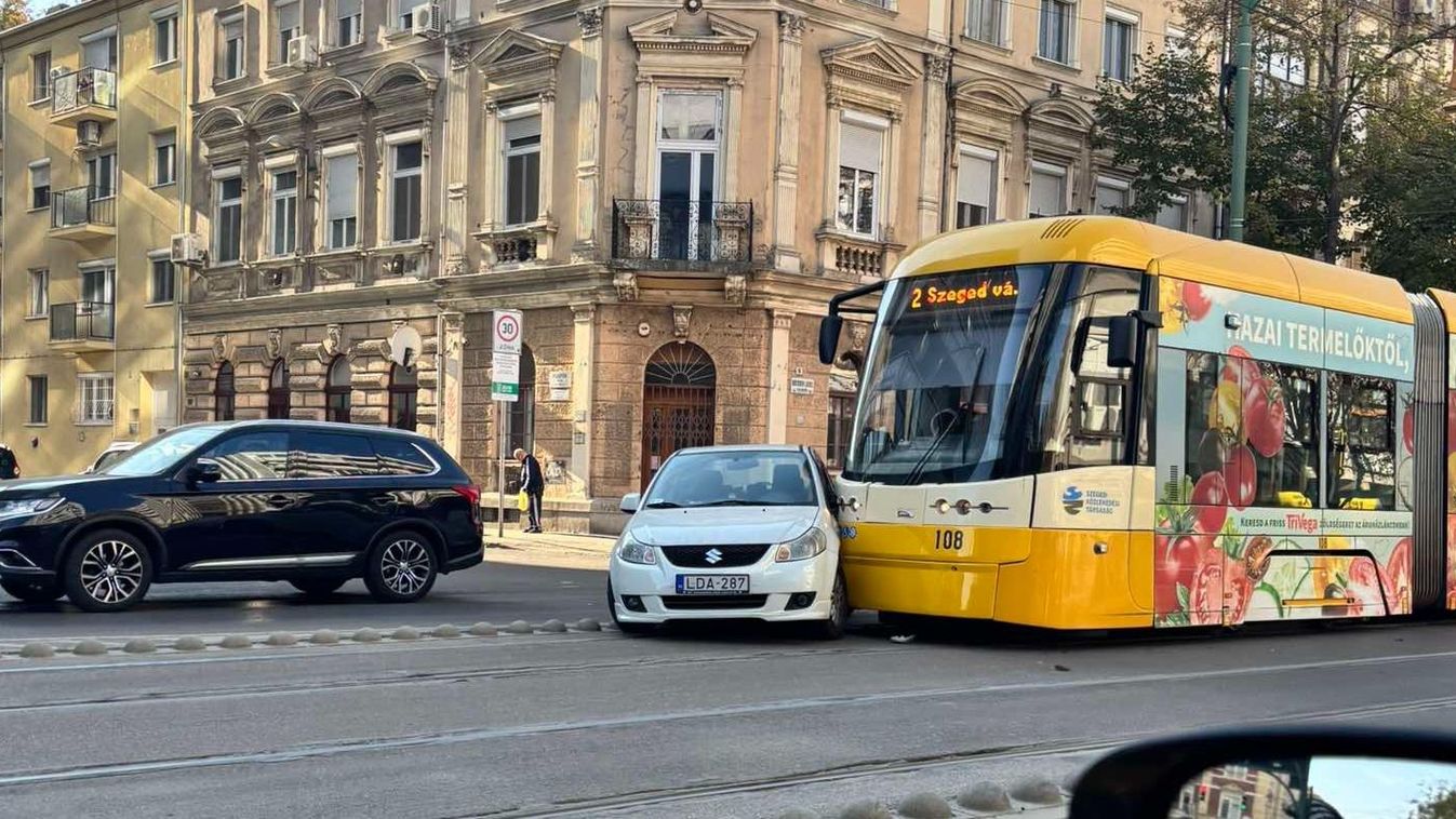 Villamos és autó ütközött a Kossuth Lajos sugárúton