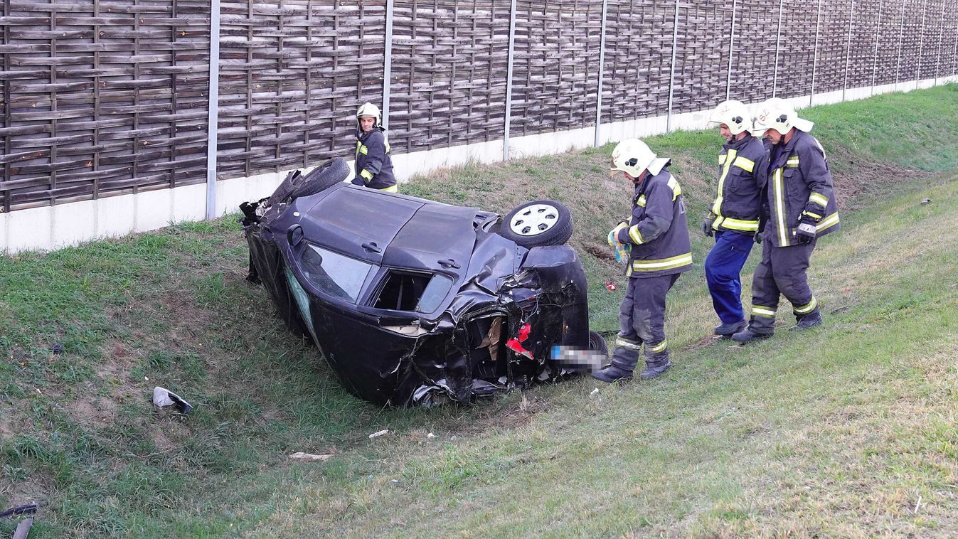 Felborult egy autó és a tetején állt meg az M5-ös autópályán Szeged irányában