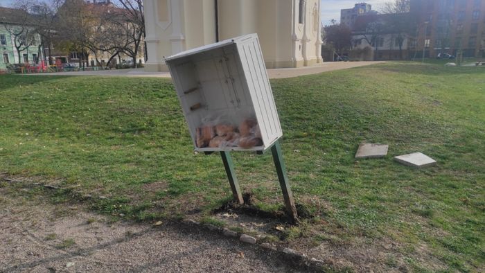 Ismét megrongálták a Lechner téri szeretetládát