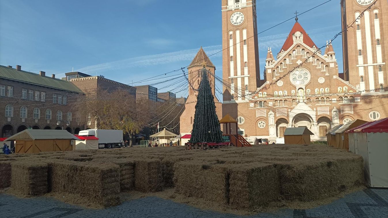 Átalakulóban a Dóm tér, hamarosan teljesen belengi a karácsonyi hangulat +fotók