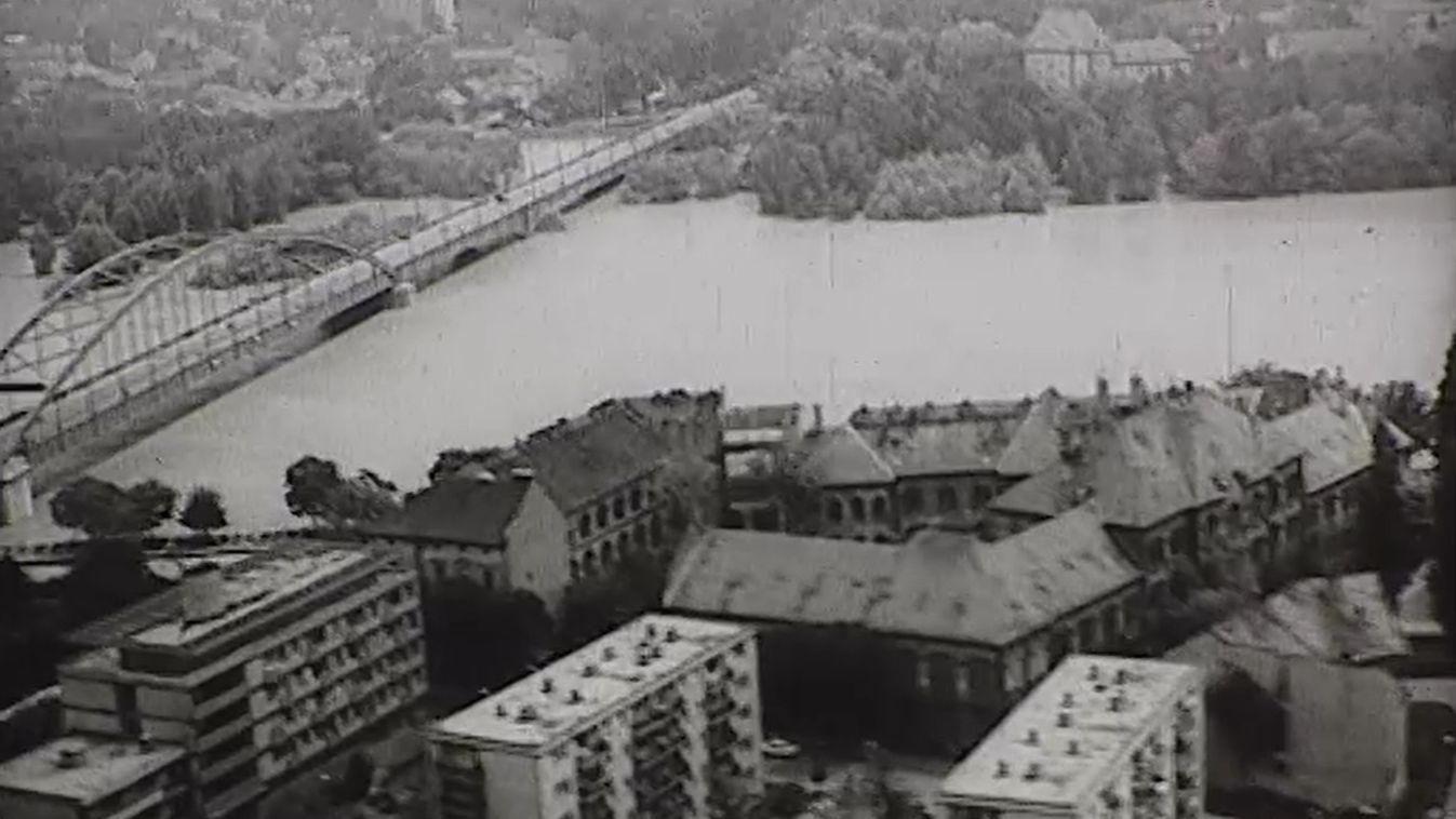 Múltidéző: Akár másfél méteres víz állhatott volna a Széchenyi téren +videó