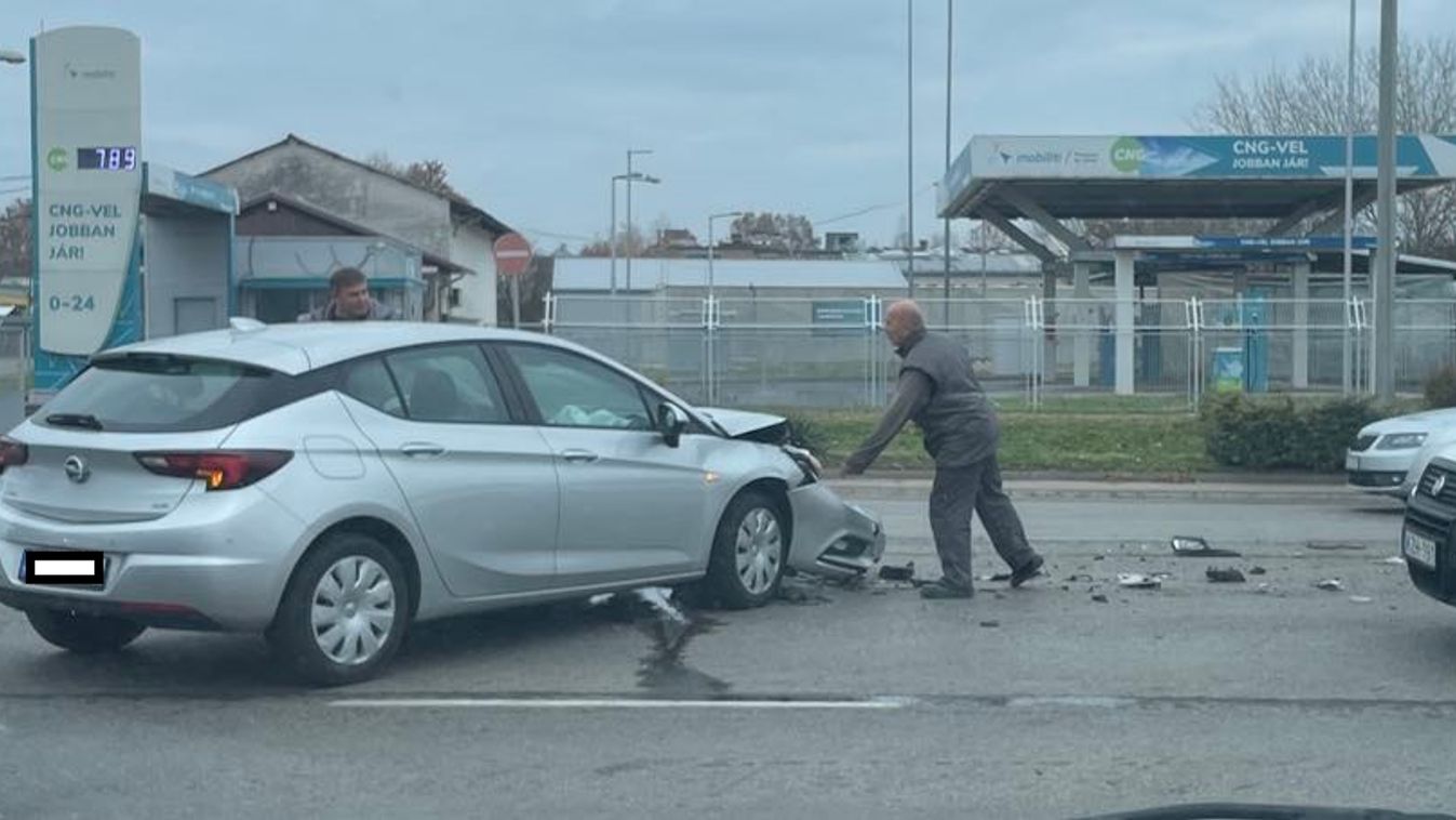 Két személyautó balesetezett egymással a Vásárhelyi Pál úton +képek