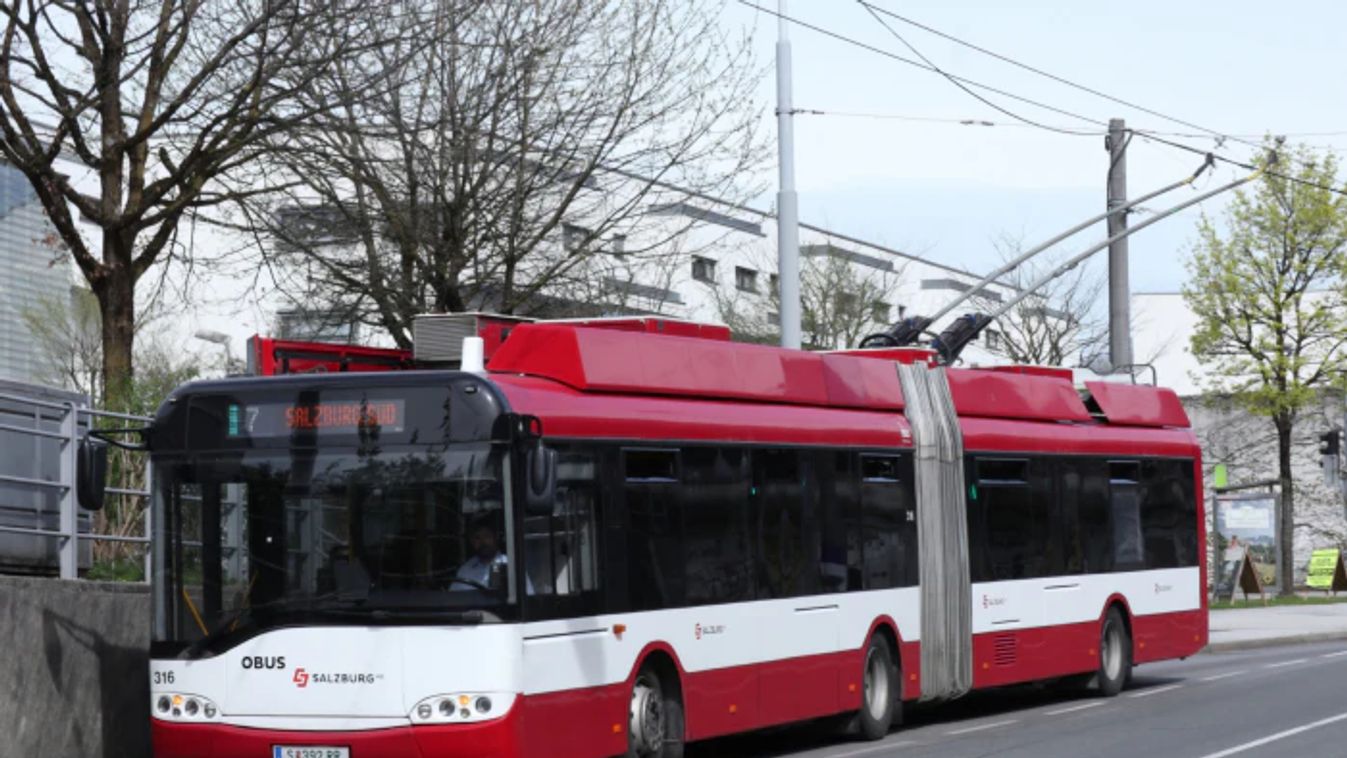 Megérkezett az első salzburgi trolibusz Szegedre