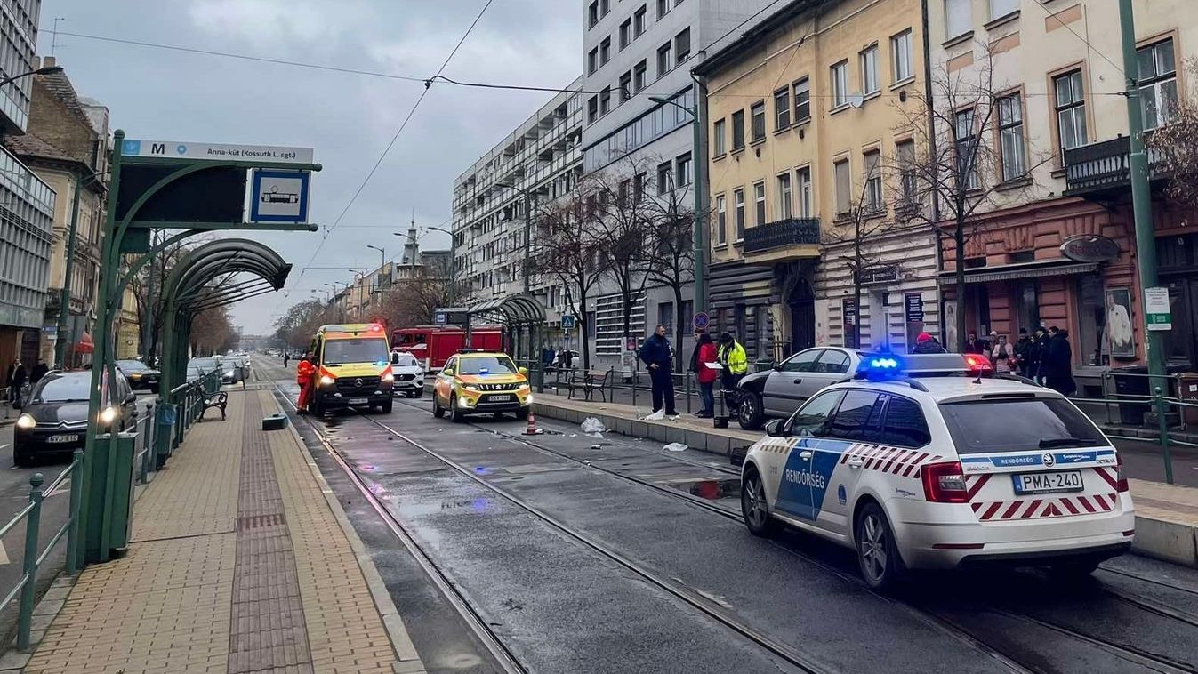 Villamosra várakozók közé hajtott egy személyautó +képek