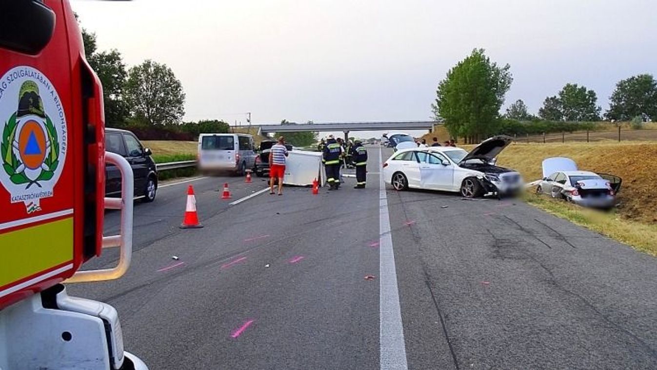 A Szeged felé vezető oldalon történt karambol az M5-ösön