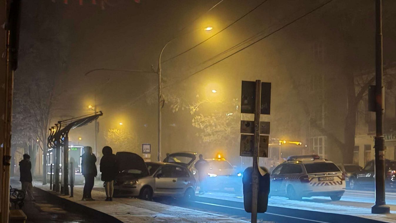 A villamosmegállóba hajtott egy autó a Petőfi Sándor sugárúton +videó