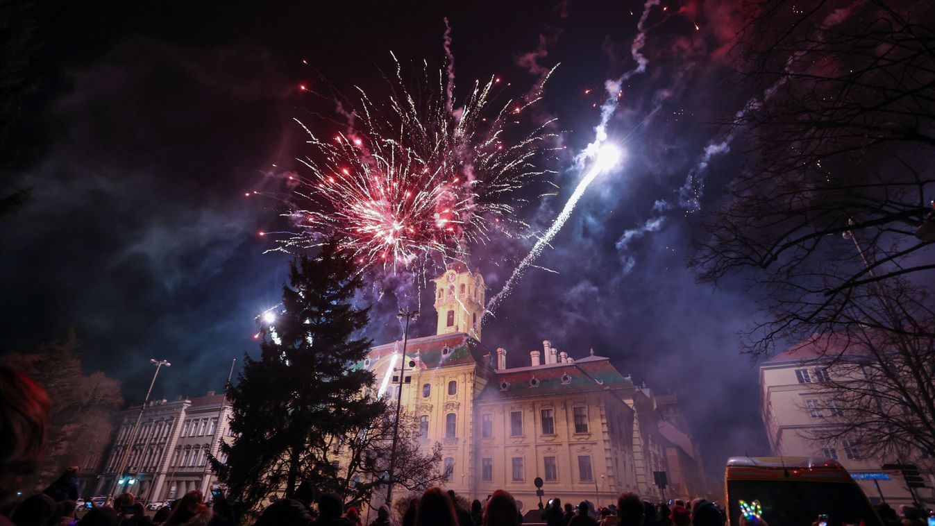 Tűzijátékkal várják a szegedieket a Széchenyi téren