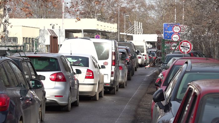 Vasárnap estig is kitarthat a torlódás a határátkelőhelyeken