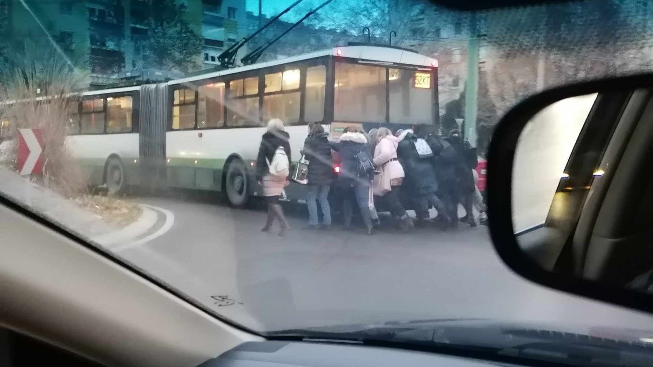 Az utasok tolták el a Csillag-téren lerobbant trolit +fotó