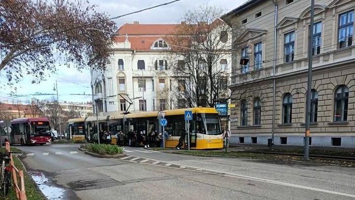 Az utasok tolták a 4-es villamost a Dugonics téren +fotó