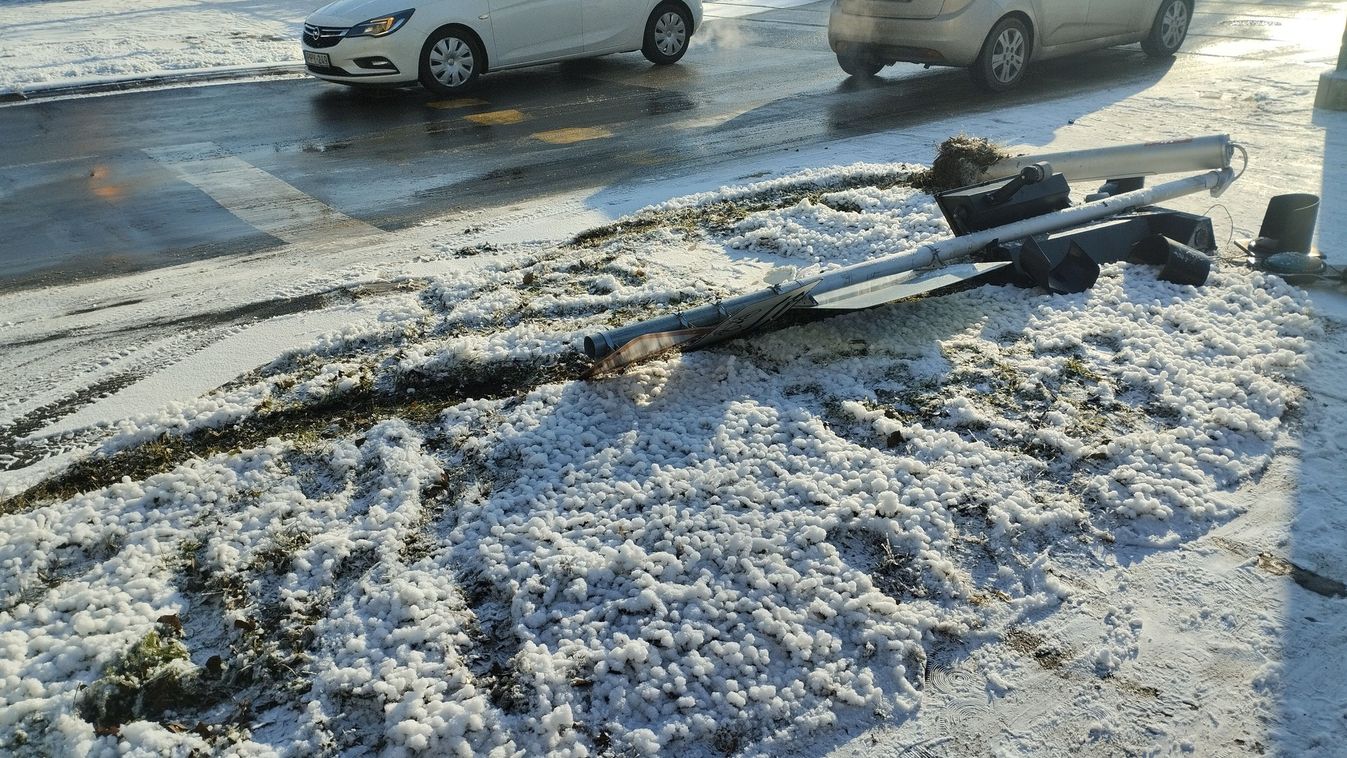 Kidöntötték a lámpát a Vértói út és a Rókusi körút sarkán +fotó