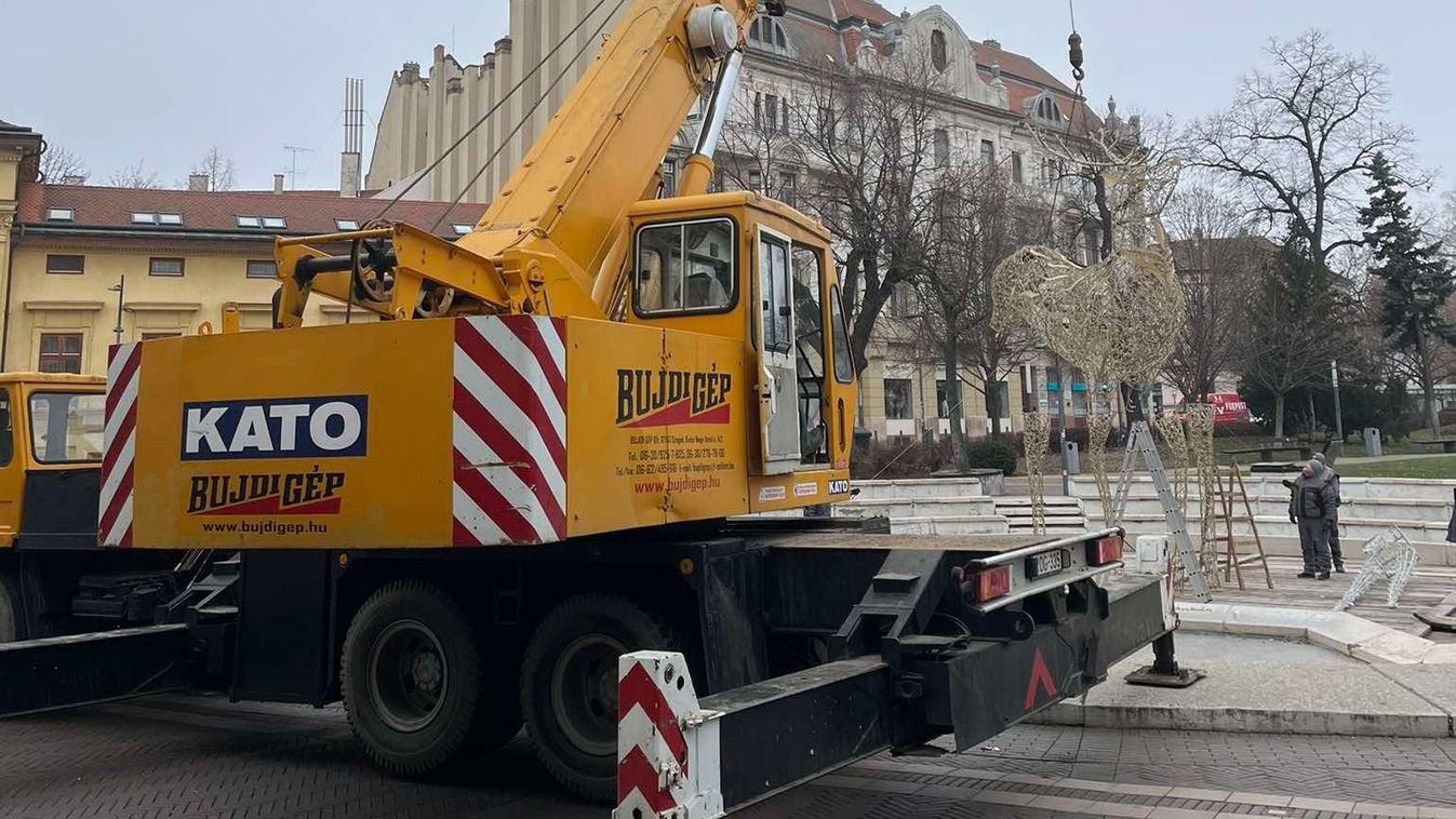 Szegényebb lesz a Dugonics tér: elbontják a fényszarvast +videó