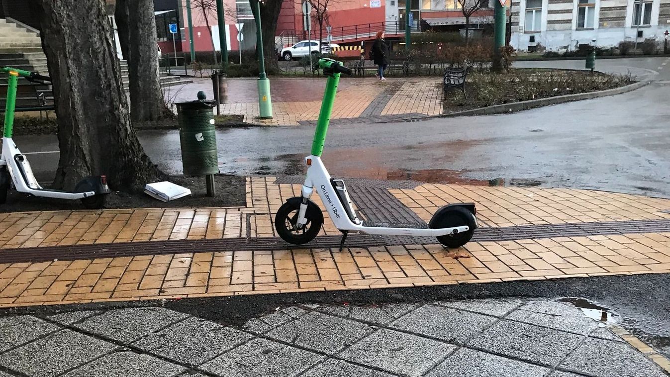 Újabb pofátlan parkolás rollerrel Szegeden