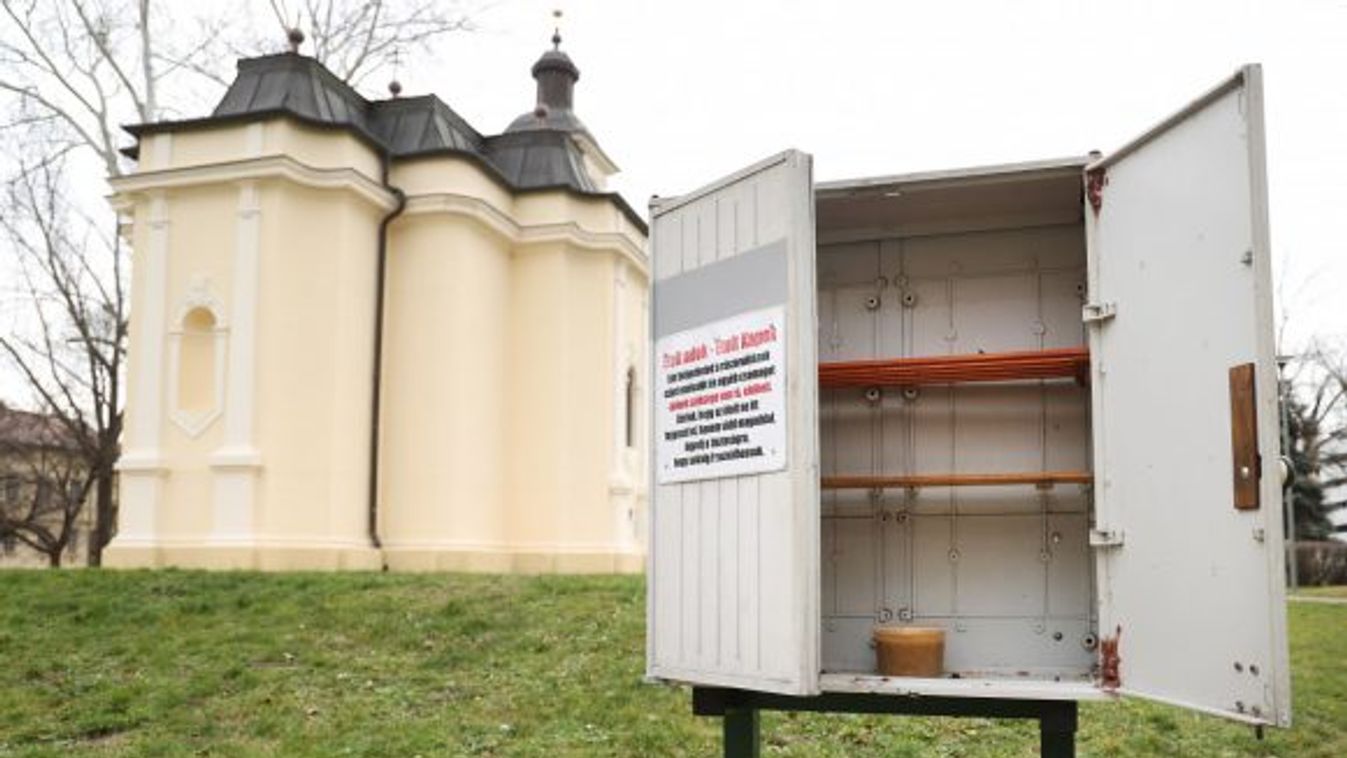 Csütörtökön helyezik ki az új szeretetládát a Lechner térre