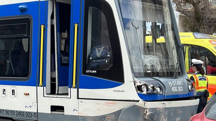 Egy autó és a tram-train balesetezett a Kossuth Lajos sugárúton