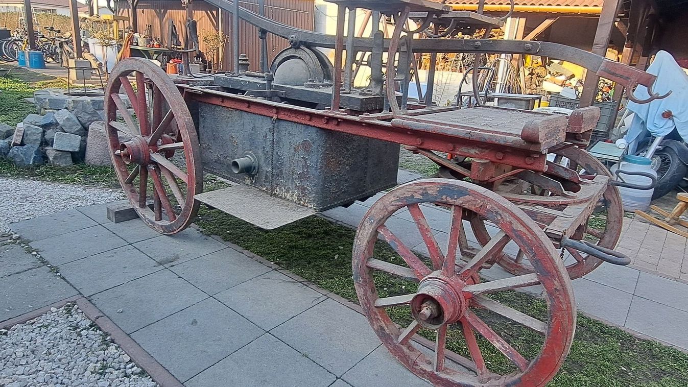 Egy több mint 100 éves ereklyét szerzett be a szegedi laktanya rajparancsnoka