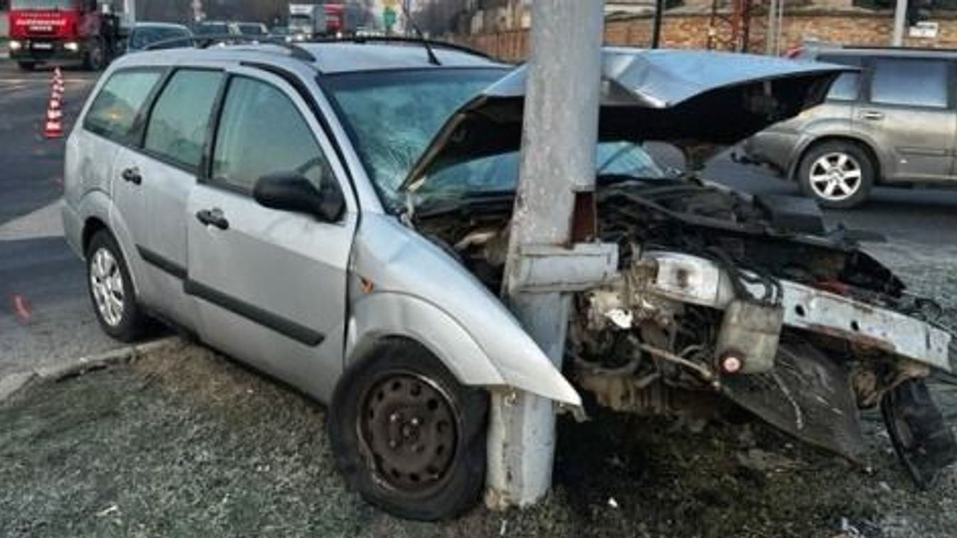 Villanyoszlopnak ütközött egy autó Szegeden: négyen kórházba kerültek +fotók +videó