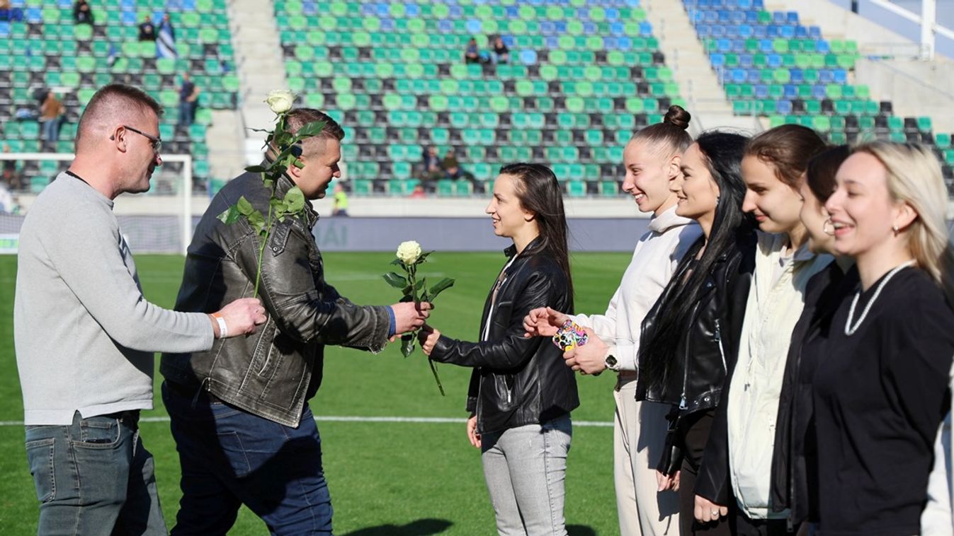 Virágot kaptak nőnapra a szegedi labdarúgók