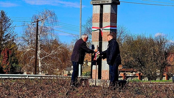 Tisztelet a '48-as hősöknek: a szőregi csata emlékművénél helyeztek el koszorút