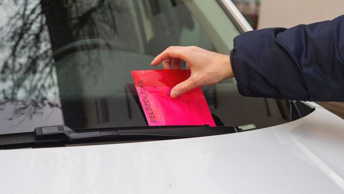 Komoly büntetéseket szórnak a zöldterületen parkolásért Szegeden