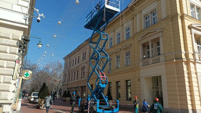 Másfél hónap csúszás után, de lekerülnek a karácsonyi fények Szegeden +fotók +videók