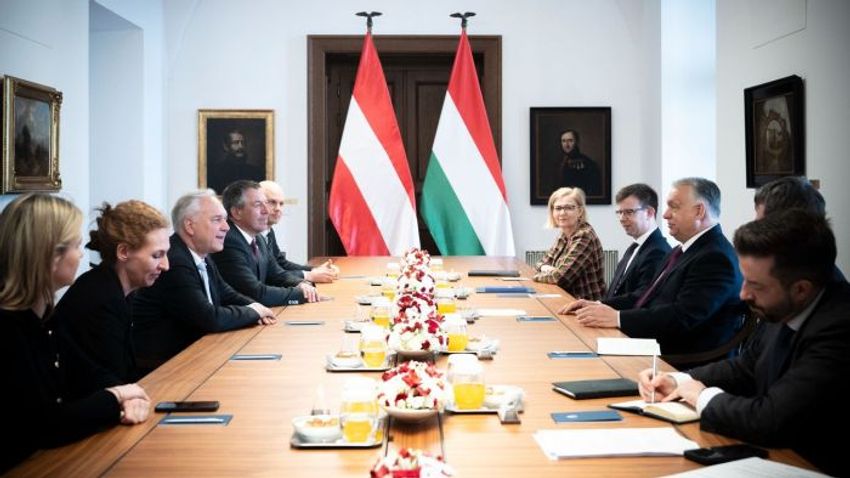 Orbán Viktor az osztrák házelnökkel tárgyalt