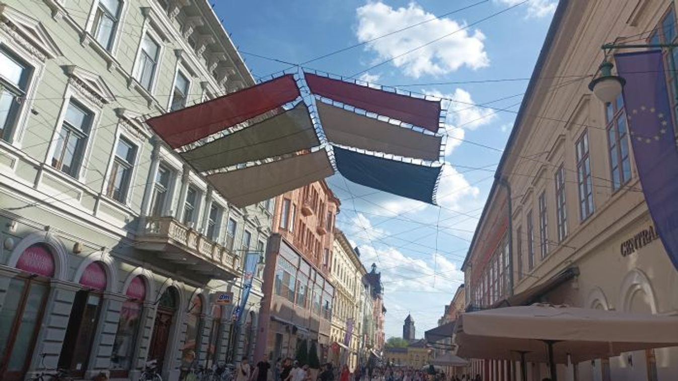 Ismét nem sikerült eltalálni az évszakot a Kárász utcai napvitorlák felszerelésével
