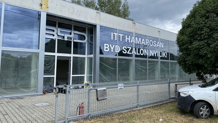 Alakulóban a BYD-szalon Szegeden