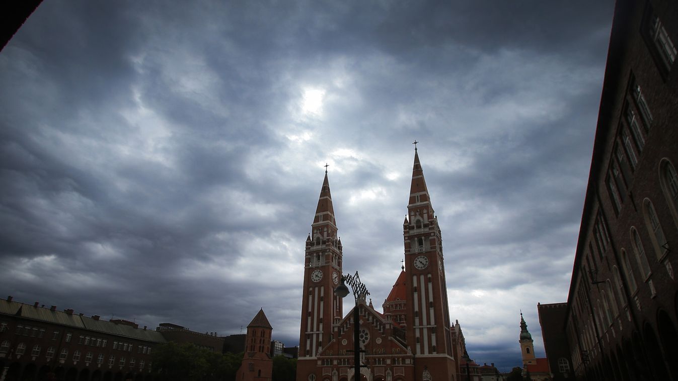 Borongós idő esővel, záporokkal, ez vár ránk pénteken