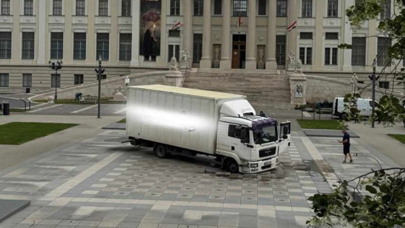 Teherautó alatt szakadt be a múzeum előtti szökőkút