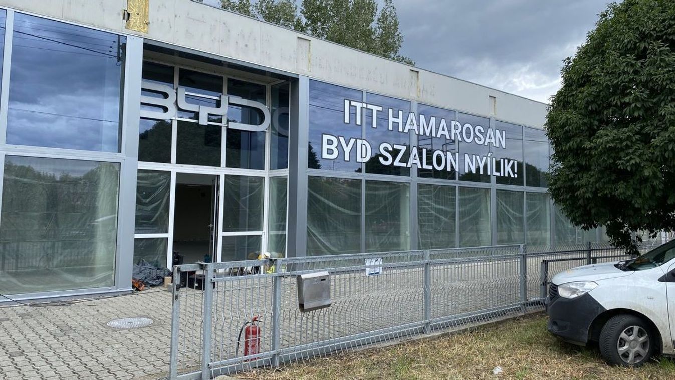 Alakulóban a BYD-szalon Szegeden