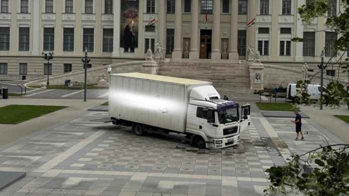 Teherautó rongált meg egy szegedi szökőkutat