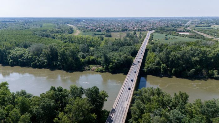 Félpályás útzár: vizsgálatokat végeznek az új, négysávos Tisza-híd tervezése miatt
