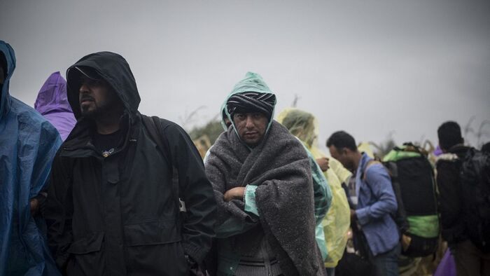 Rendőrökre fogtak fegyvert a migránsok Szerbiában + videó