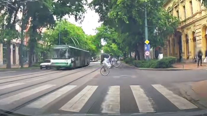 Néhány centin múlt, hogy a troli kereke alá essen a szegedi kerékpáros