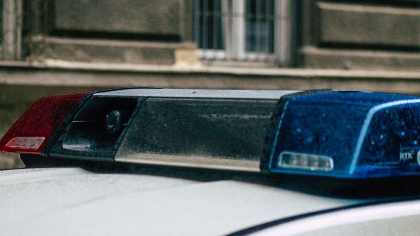 Mentő és rendőr sietett a Tömörkény elé, egyelőre keveset tudni