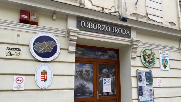 Razziát tartottak több honvédségi létestményben - Szegedet is érintette