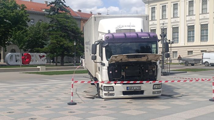 Több mint ötmillió forintos is lehet a kár a múzeum előtti szökőkútban