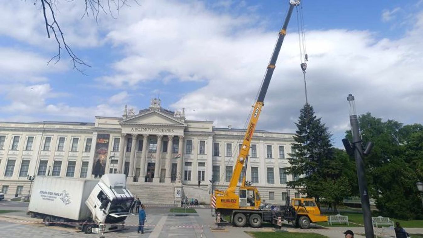 Így emelték ki a múzeum előtti szökőkútba süllyedt teherautót +fotók +videók
